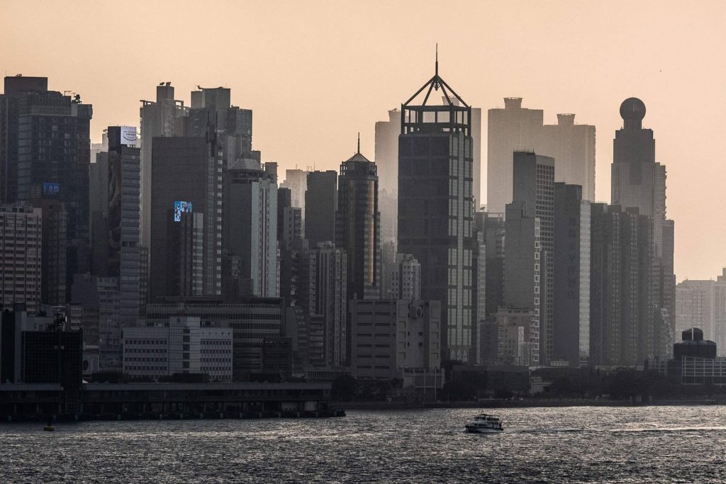 Το Χονγκ Κονγκ βρίσκεται στη δίνη της χειρότερης επιδημίας του κορωνοϊού, καθώς το σύστημα υγειονομικής περίθαλψης είναι σοβαρά υπερτεταμένο 