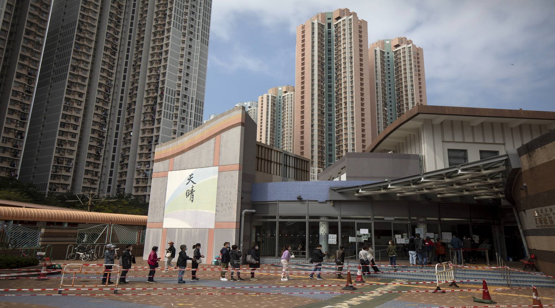 Χονγκ Κονγκ: Η ταχέως διαδιδόμενη μετάλλαξη όμικρον εξαπλώνεται εν μέρει λόγω πληθυσμού χωρίς ανοσία
