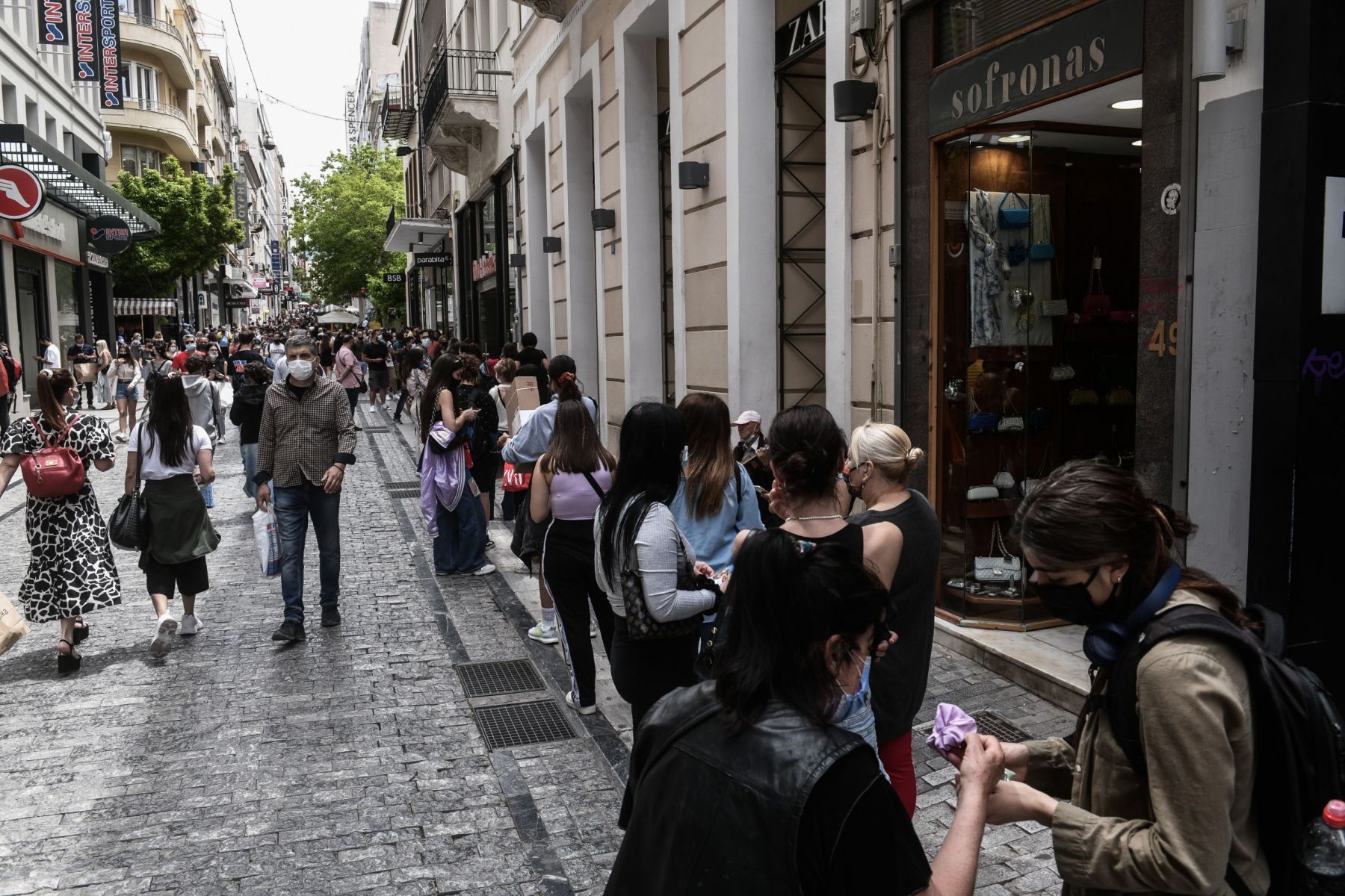 Εμβολιασμένοι: Σταδιακή επιστροφή στην κανονικότητα –Τι σήμανε τη χαλάρωση των μέτρων