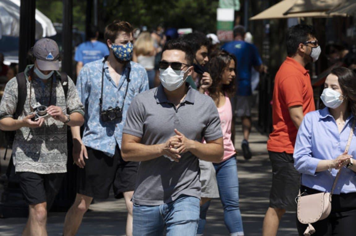 Παραμένουν οι μάσκες στους εξωτερικούς  χώρους:  Το παρασκήνιο της απόφασης των ειδικών