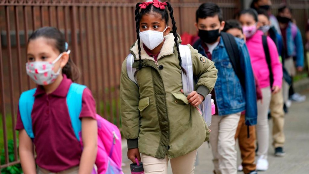 Αρκετές πολιτείες των ΗΠΑ υπό την ηγεσία των Δημοκρατικών ανακοίνωσαν ότι καταργούν τις εντολές σχολικής μάσκας