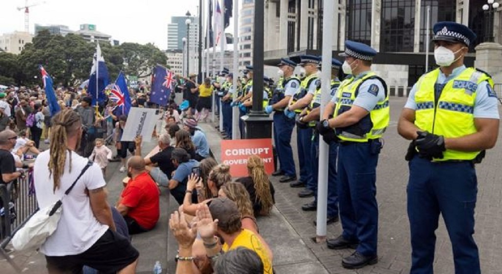 Νέα Ζηλανδία: Διαδηλωτές για την COVID εμπνευσμένοι από Καναδούς φορτηγατζήδες αποκλείουν το Κοινοβούλιο