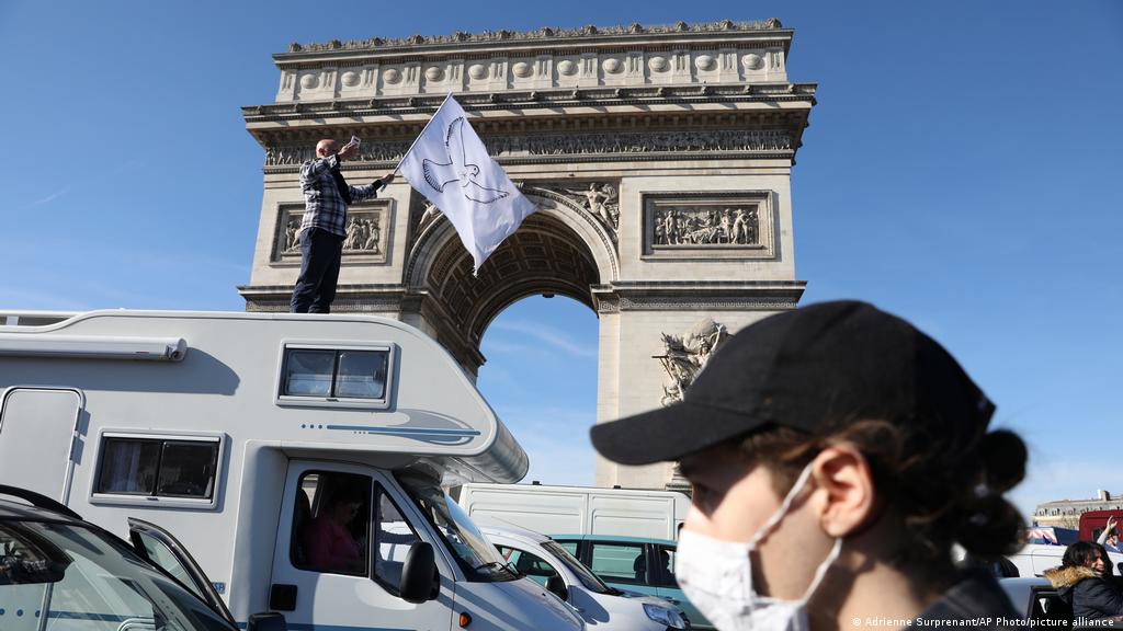 Εντολές Covid Παρίσι: Η αστυνομία έκανε χρήση δακρυγόνων εναντίον διαδηλωτών εμπνευσμένων από το Καναδικό «Κομβόι Ελευθερίας»