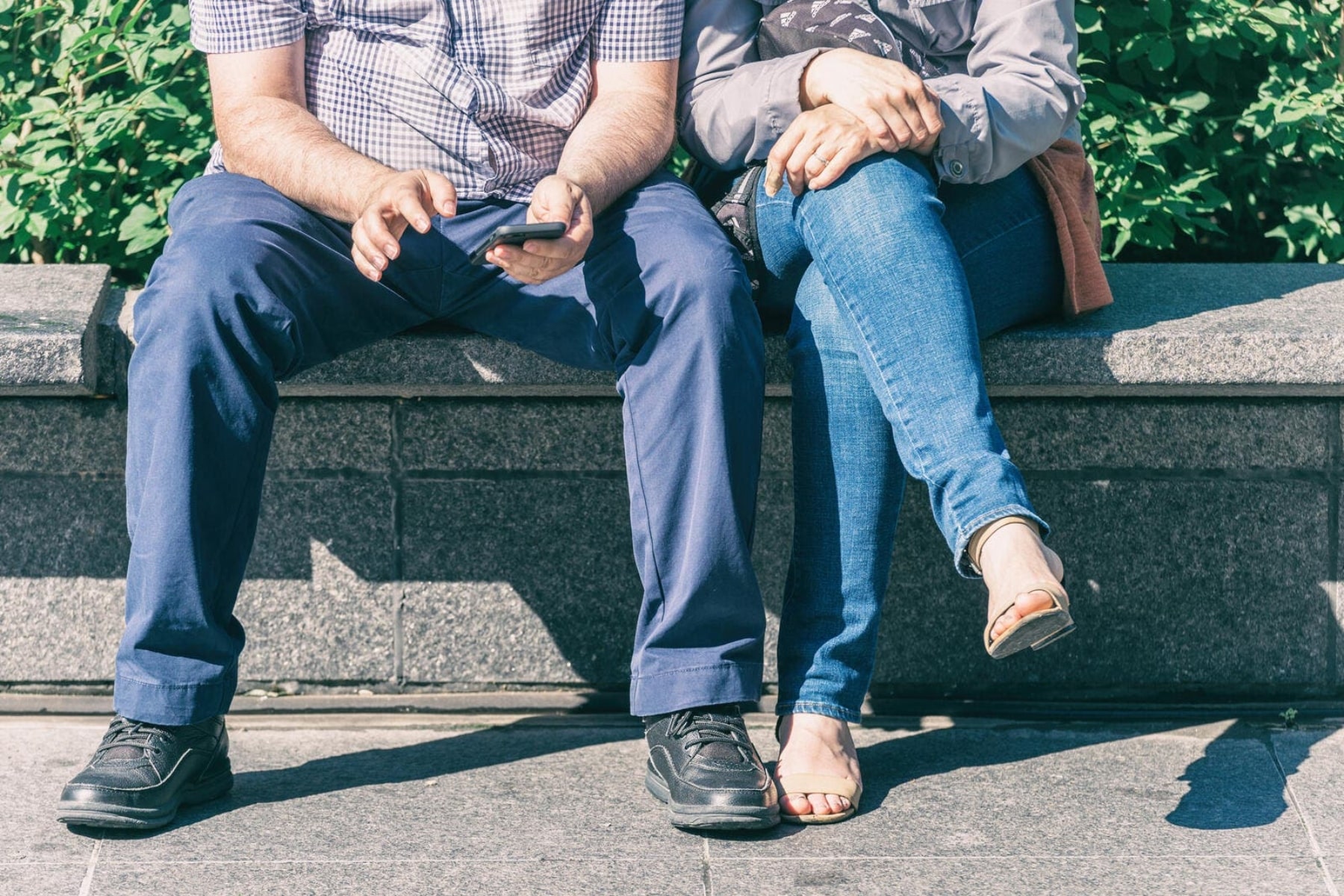 Manspreading: Τι είναι και γιατί το κάνουν οι άνδρες όταν κάθονται;