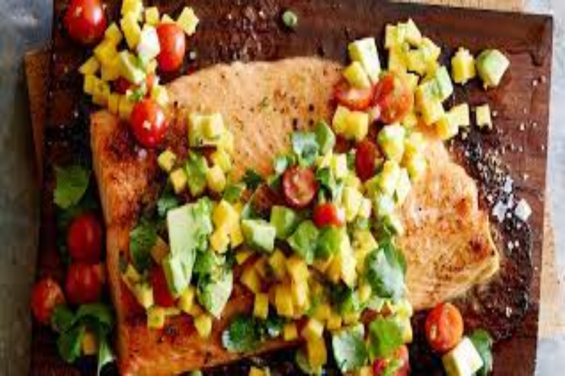 Διατροφή ψάρι: Σολομός με σάλτσα αβοκάντο και μάνγκο