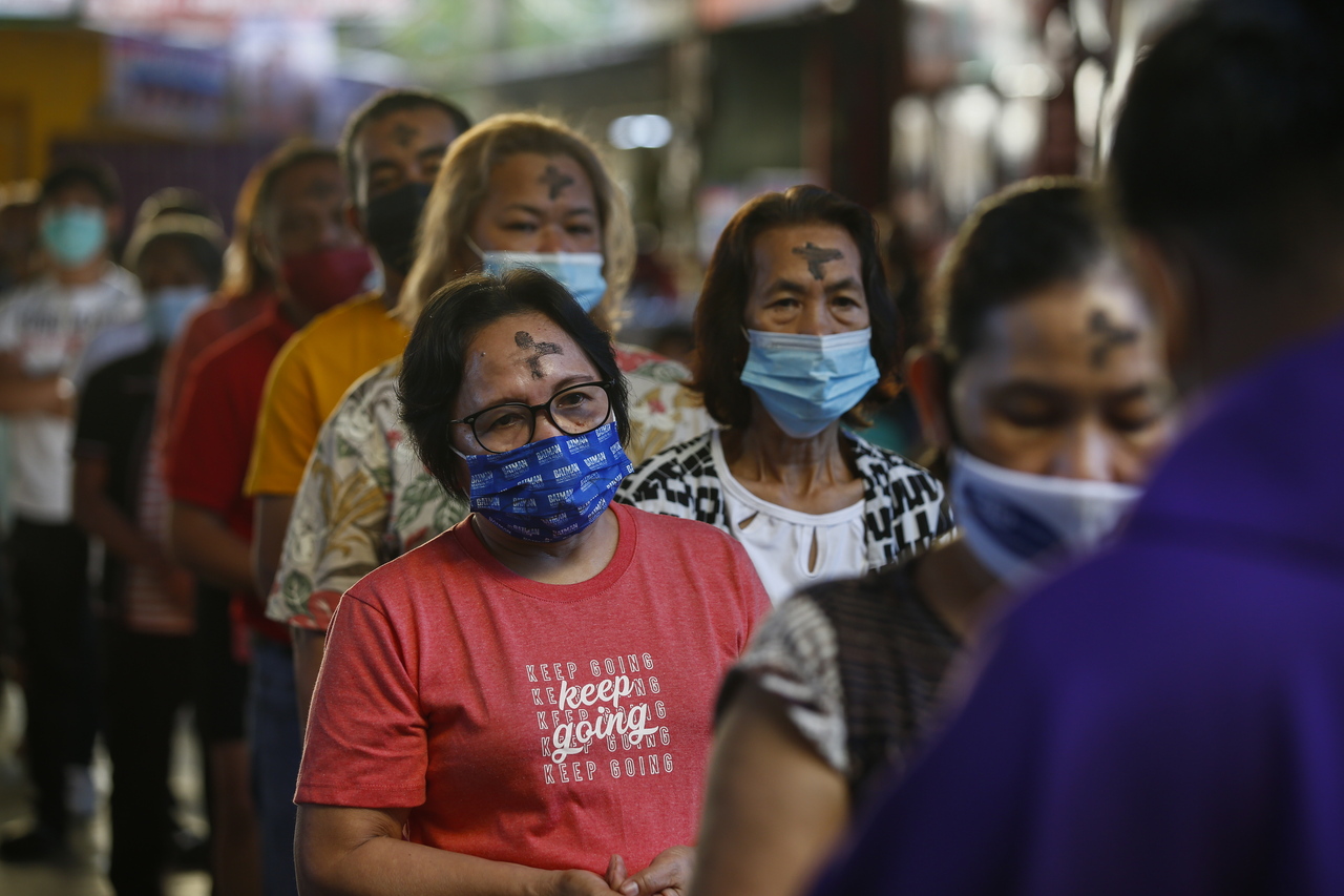 Πανδημία Φιλιππίνες: Γιορτάζουν την Τετάρτη της Τέφρας καθώς αίρονται οι κανόνες της Covid