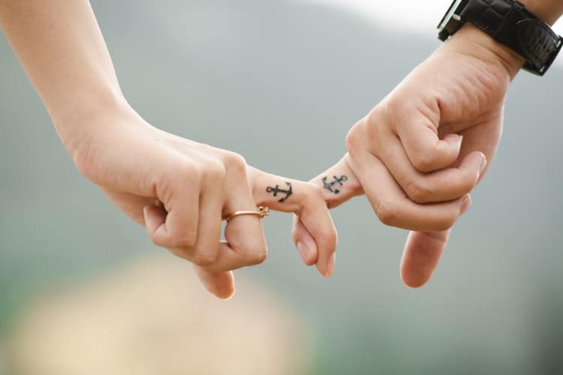 Τατουάζ στα δάχτυλα: Τι θα πρέπει να γνωρίζετε γι’ αυτό το beauty trend