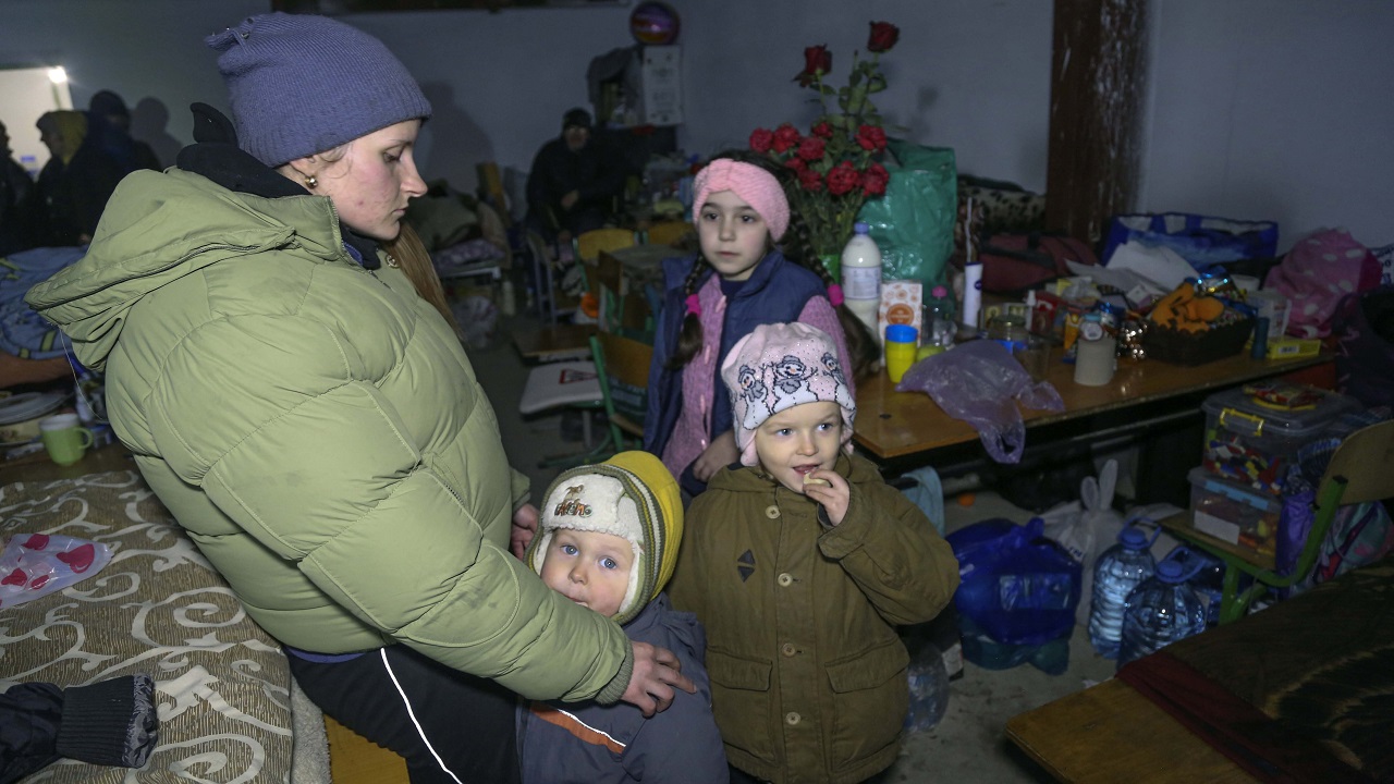 Παιδιά πρόσφυγες της Ουκρανίας: Πώς να βοηθήσετε τα παιδιά που υποφέρουν από ψυχολογικό τραύμα εν μέσω πολέμου