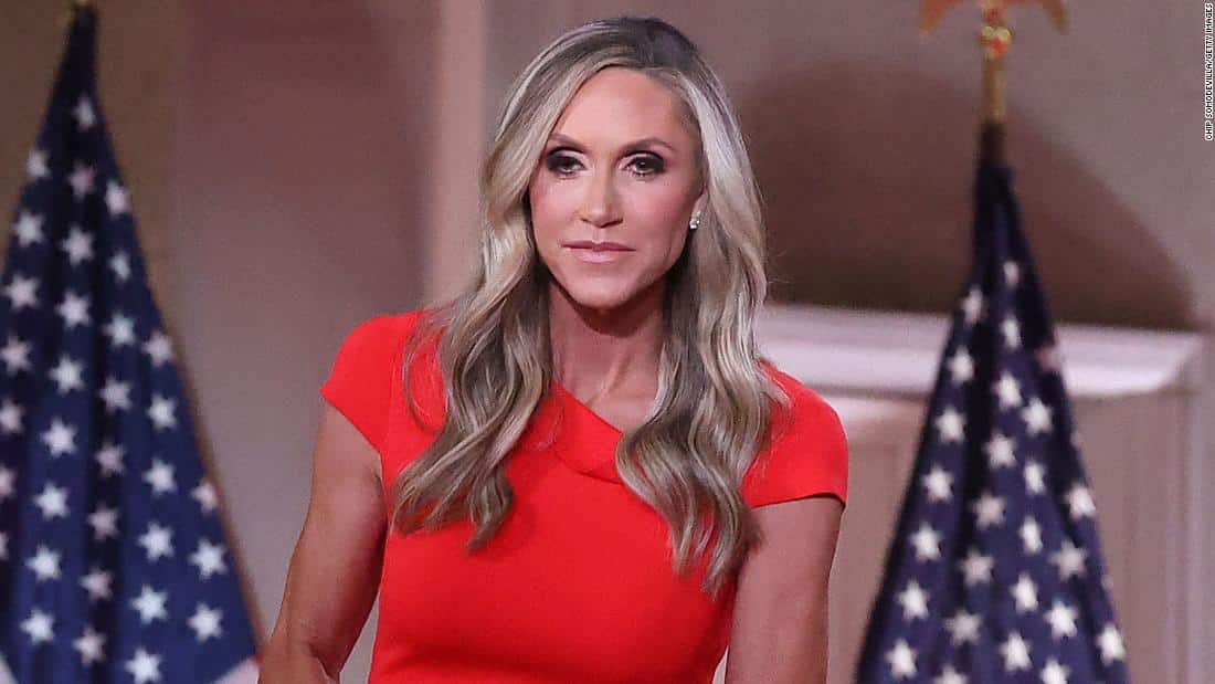 Lara Trump: Επικρίνει τον Μπάιντεν για συνεχείς εντολές μασκών που δεν βασίζονται στην «επιστήμη»