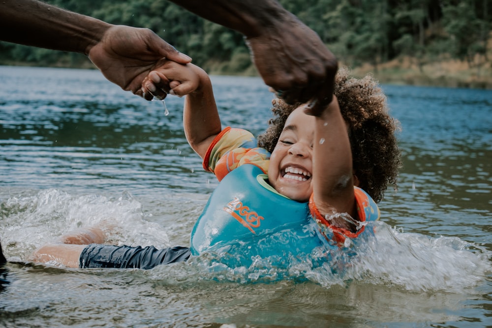 Κολύμβηση παιδιά: Τους μαθαίνει δεξιότητες ζωής [vid]