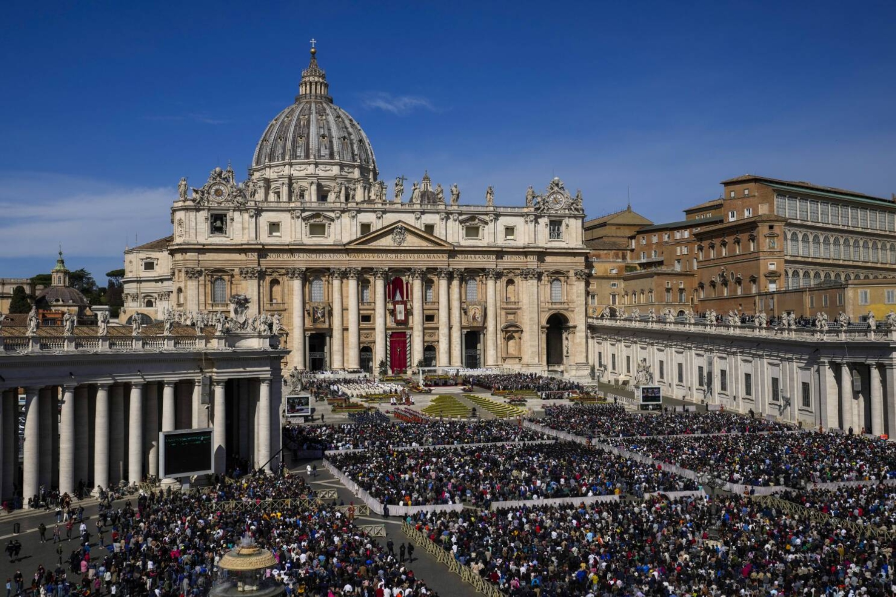 Καθολικό Πάσχα: Η πρώτη λειτουργία στο Βατικανό με 50.000 κόσμο μετά την πανδημία