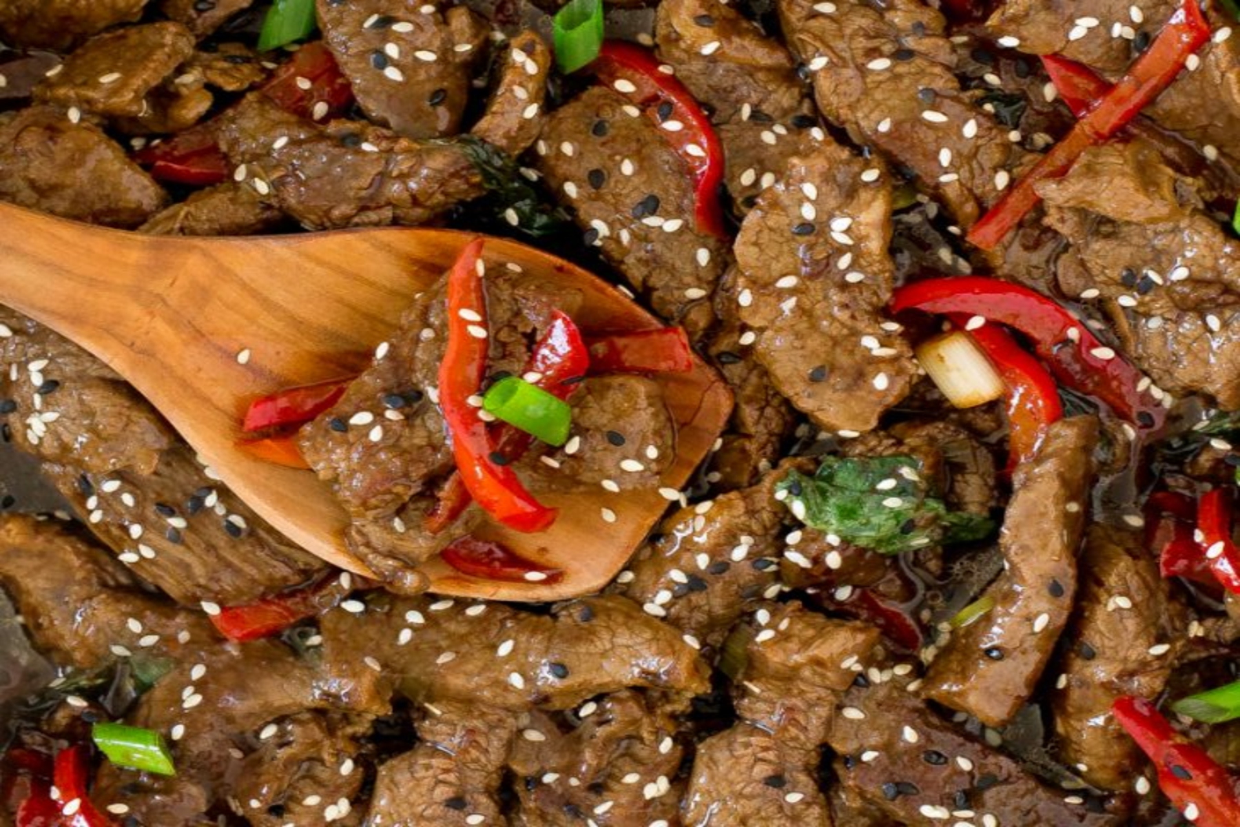 Thai Basil Beef: Πεντανόστιμο Ταϊλανδέζικο μοσχαρίσιο κρέας με βασιλικό που απλά θα λατρέψετε