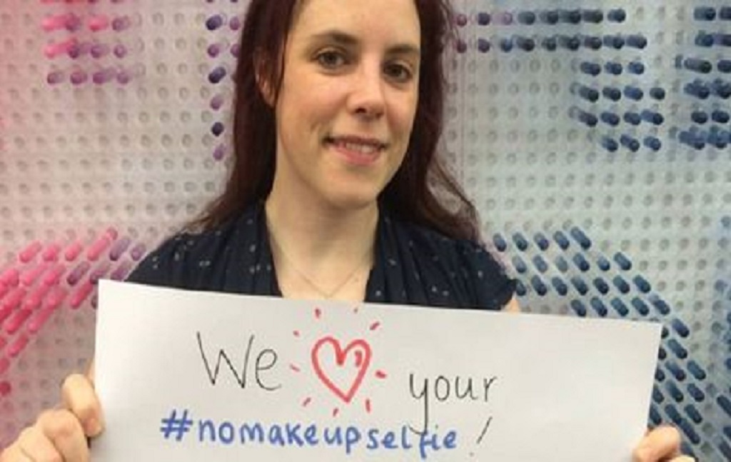 Social Media Γυναίκες: Τι κρύβεται πίσω από την τάση να δημοσιεύουν φωτογραφίες χωρίς μακιγιάζ;