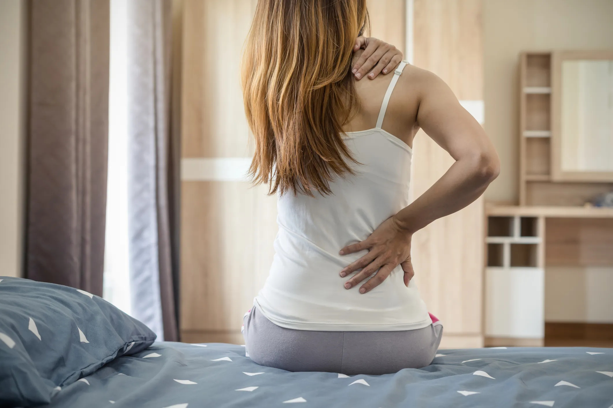 Πόνος στην πλάτη: 4 λόγοι που επιμένει