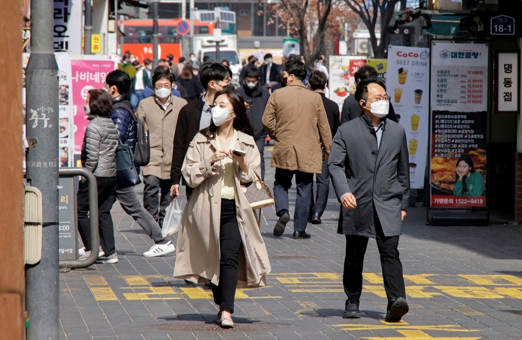 Νότια Κορέα: Θα χαλαρώσει την εντολή μάσκας εξωτερικού χώρου καθώς πέφτουν οι μολύνσεις