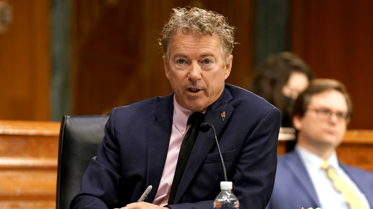 Γερουσιαστής Rand Paul: Μιλάει για διπλά πρότυπα για τη διάδοση της COVID και τα μονοκλωνικά αντισώματα