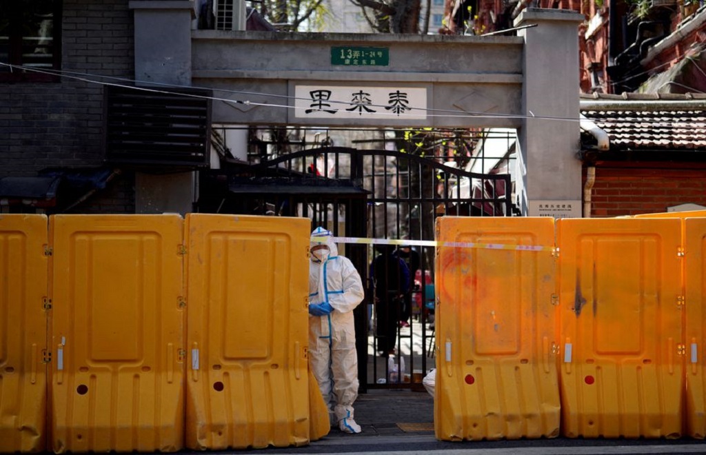 Πανδημία Σανγκάη: Υψώνει μεταλλικά φράγματα στον αγώνα κατά της covid – 19