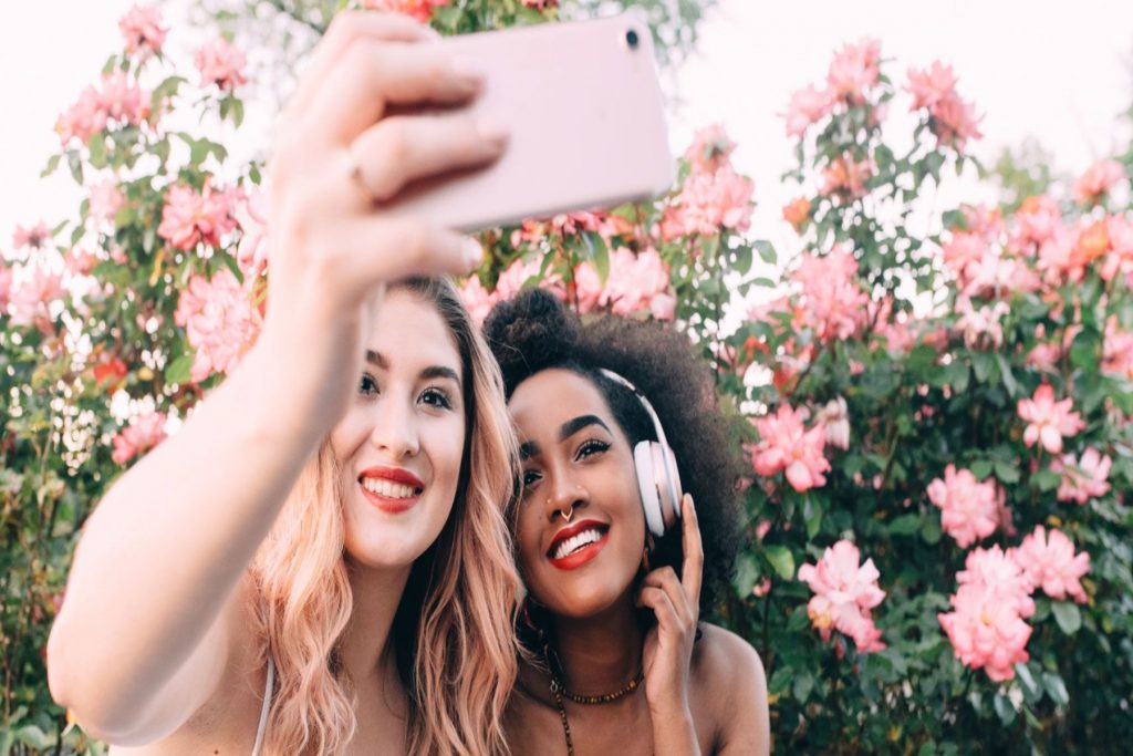 Οι selfies προβάλλουν το πρόσωπό μας παραμορφωμένο