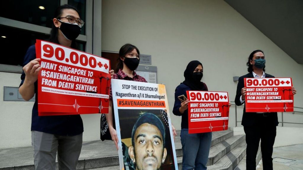 Εκατοντάδες διαδηλωτές στην αυστηρά ελεγχόμενη Σιγκαπούρη οργάνωσαν μια σπάνια διαδήλωση κατά της θανατικής ποινής την Κυριακή