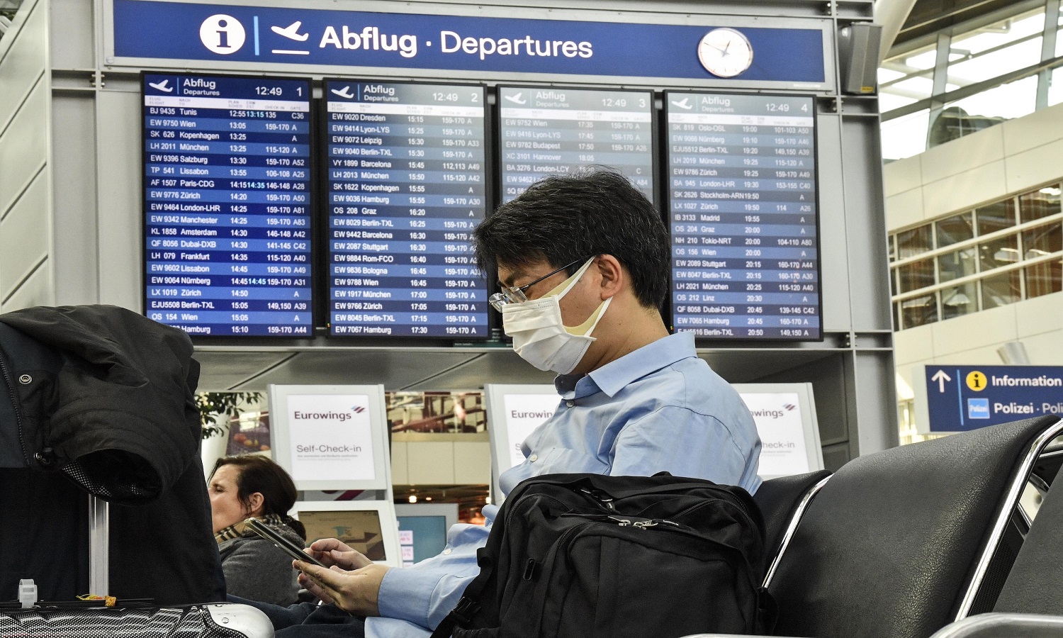 Ευρωπαϊκή Ένωση: Αίρει την απαίτηση μάσκας για αεροπορικά ταξίδια καθώς η πανδημία υποχωρεί