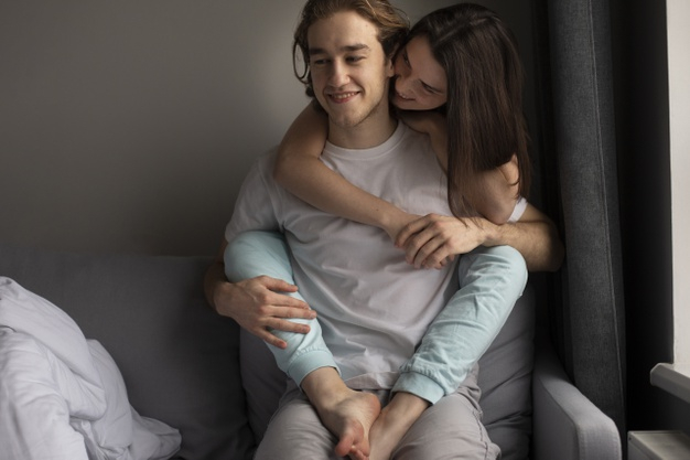 Σύντροφοι αγκαλιά ψυχολογία: Πώς την βιώνουν οι γυναίκες και οι άντρες-Μελέτη