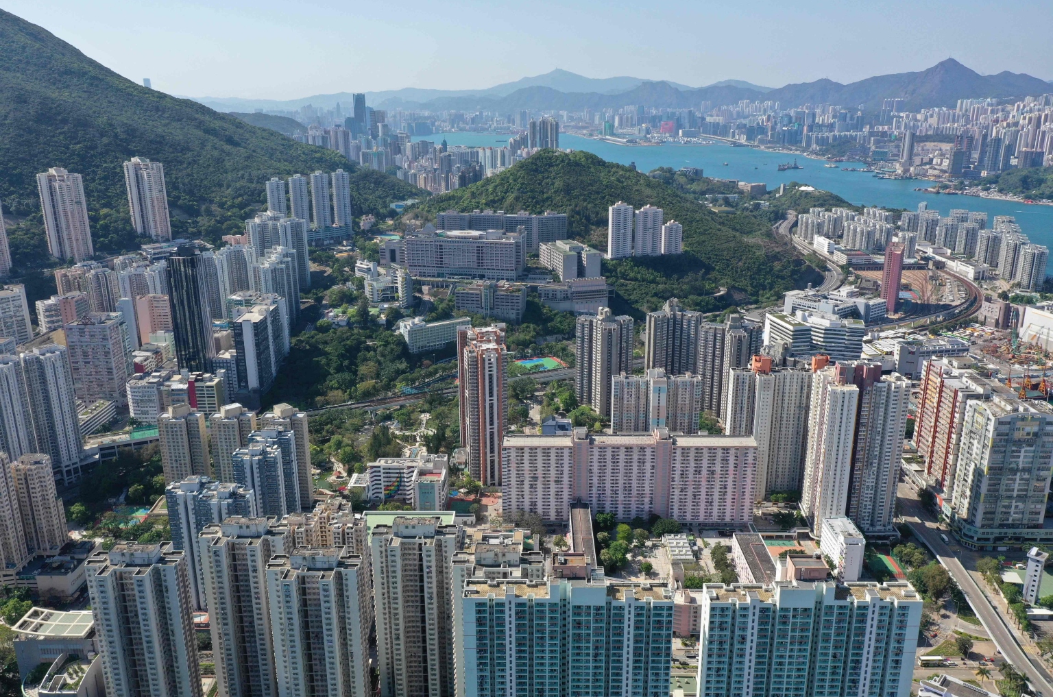 Χονγκ Κονγκ: Πιο άνισο, λιγότερο ελεύθερο, καθώς, η Κάρι Λαμ αποχωρεί από το τιμόνι της ηγεσίας