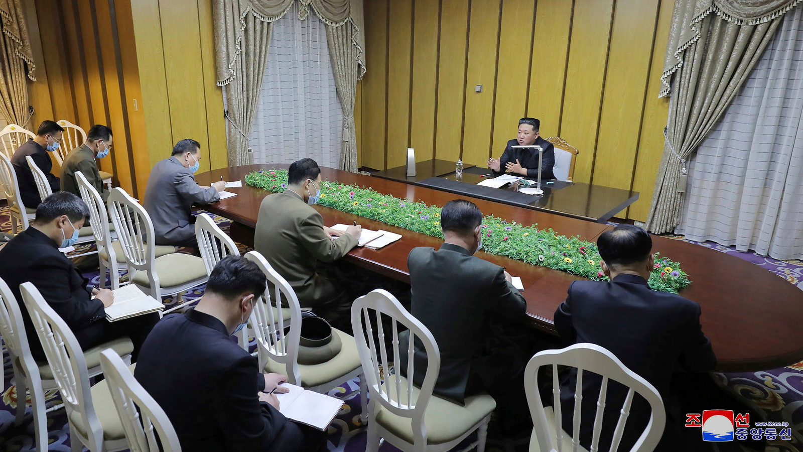 Κιμ Γιονγκ Ουν: Επικρίνει τους Βορειοκορεάτες αξιωματούχους για την αντιμετώπιση της COVID-19