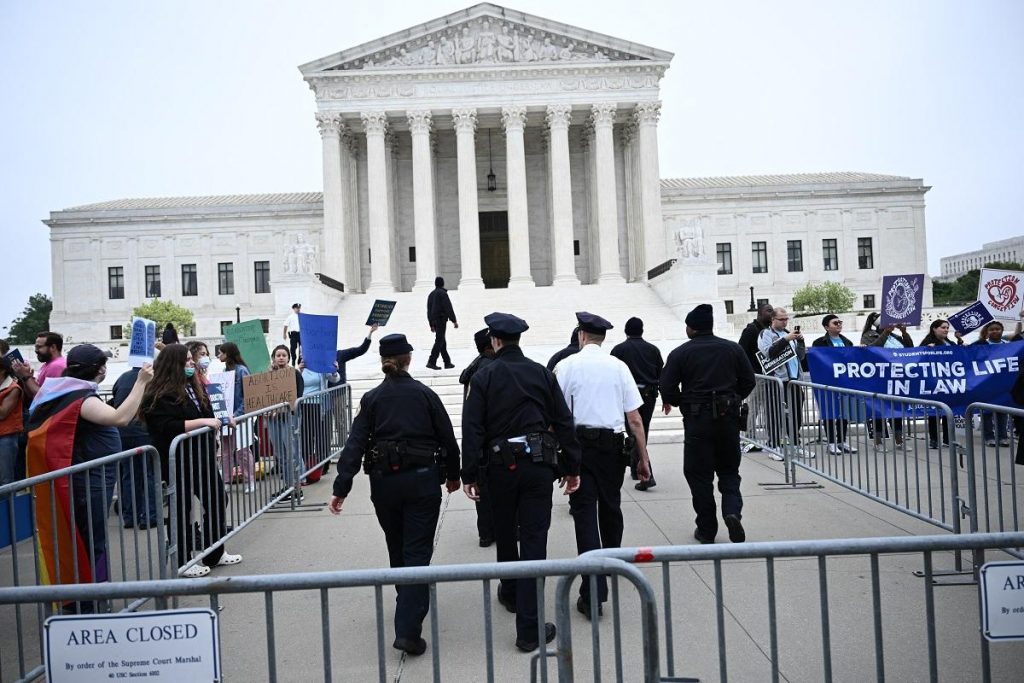 Η γνώμη της συντηρητικής πλειοψηφίας του Ανωτάτου Δικαστηρίου των ΗΠΑ για τις αμβλώσεις χτύπησε την Ουάσιγκτον σαν κεραυνός εν αιθρία αργά τη Δευτέρα