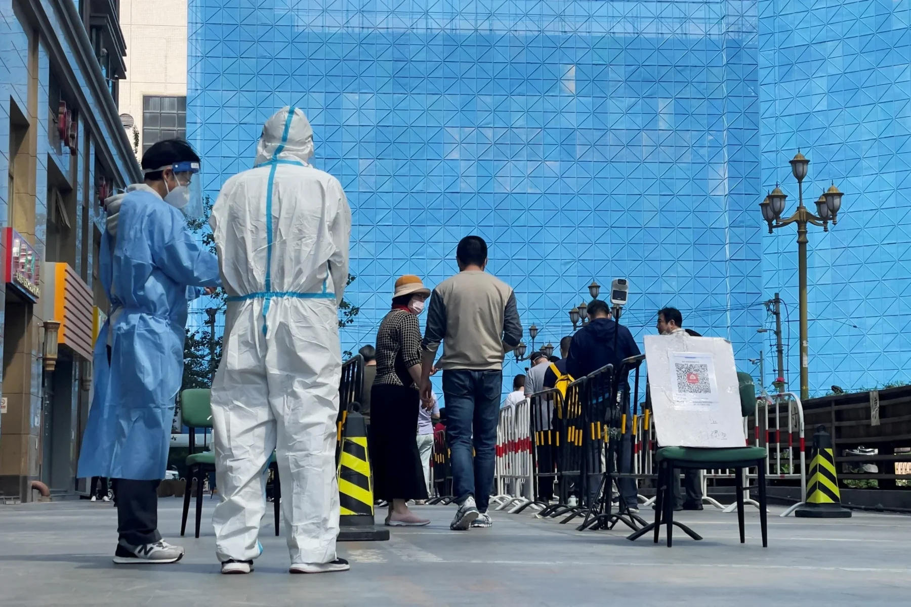 Κίνα κορωνοϊός: Το Πεκίνο ανοίγει ξανά τα εστιατόρια καθώς μειώνονται τα νέα κρούσματα