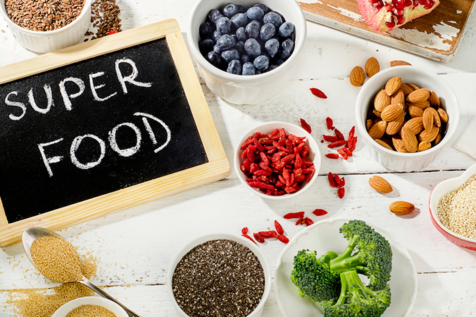 Superfoods: 8 τρόποι με τους οποίους μπορείτε να εντάξετε τις υπερτροφές στη διατροφή σας
