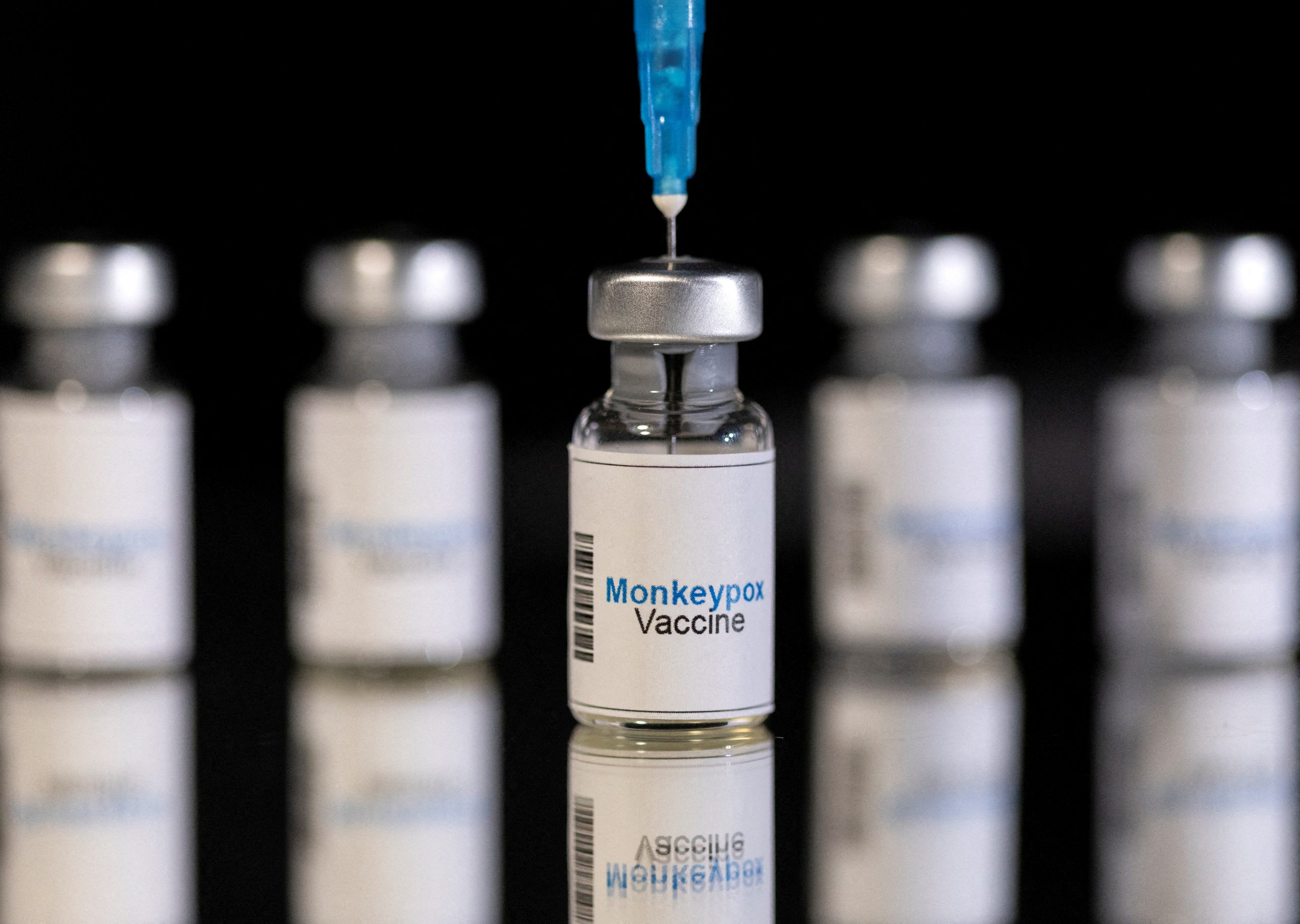 Ευλογιά των πιθήκων: Η EE εξοπλίζεται με την αγορά εμβολίων