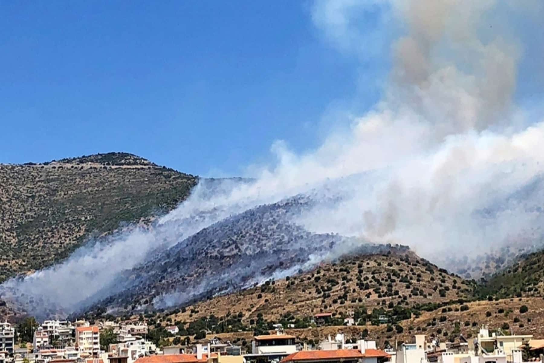 Φωτιά τώρα: Από σταθμό του ΔΕΔΔΗΕ ξεκίνησε η πυρκαγιά στην Άνω Γλυφάδα