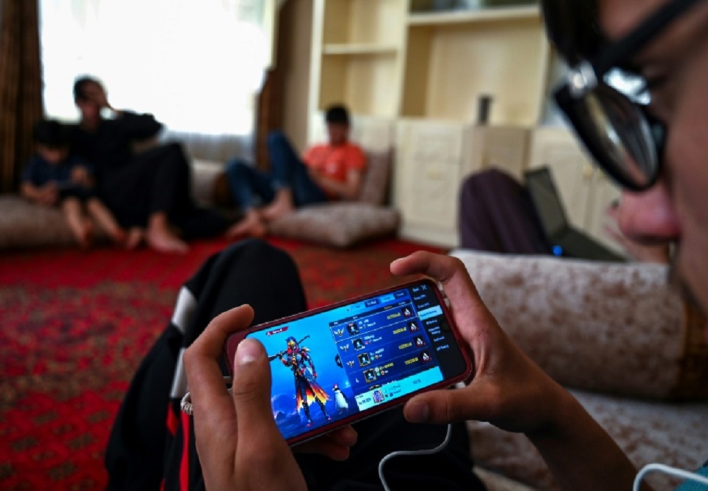 Βιντεοπαιχνίδια και Τικ-Τοκ - καταφύγιο για νέους και νέες στη χώρα των Ταλιμπάν