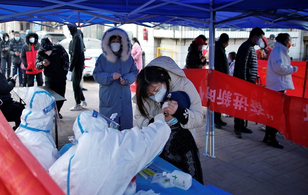 Κίνα: Μειώνει στο μισό τον χρόνο καραντίνας για τους ταξιδιώτες από το εξωτερικό