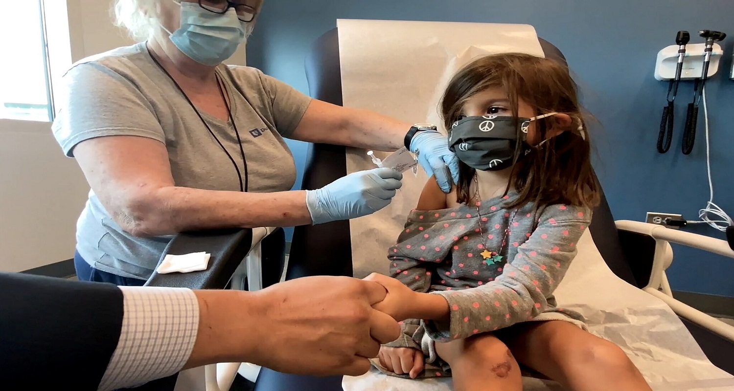 Κορωνοϊός Εμβολιασμοί: Μεγάλη αναμονή καθώς οι ΗΠΑ εμβολιάζουν τους νεότερους κατά της Covid