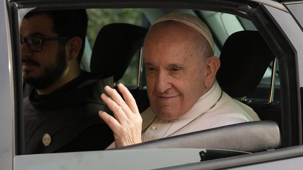 Ο Πάπας Φραγκίσκος αγωνιζόμενος για την υγεία του λέει ότι η παραίτηση «δεν του περνάει από το μυαλό» 