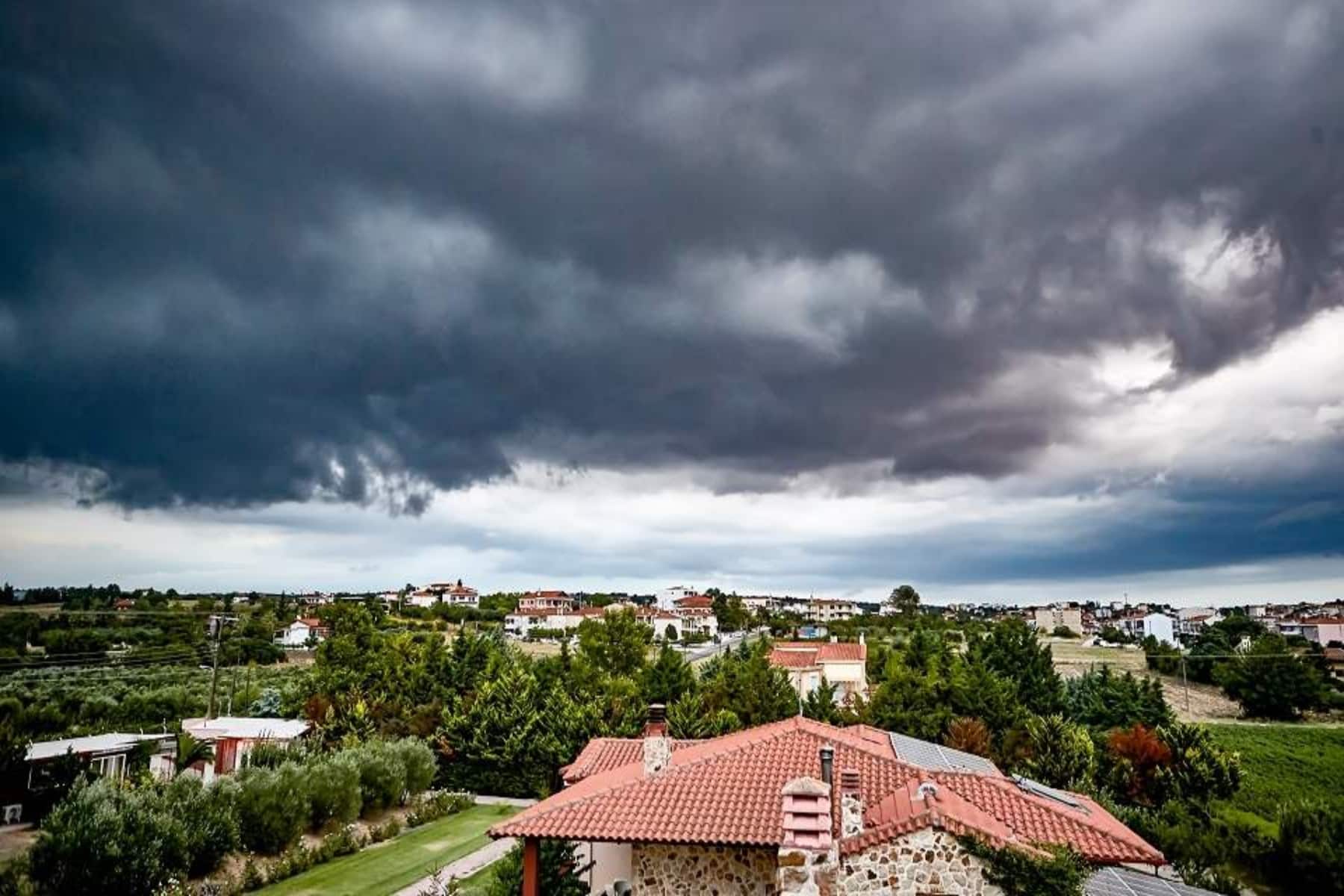 Καιρός σήμερα: Βροχές και τοπικές καταιγίδες, ακόμη και χαλαζόπτωση