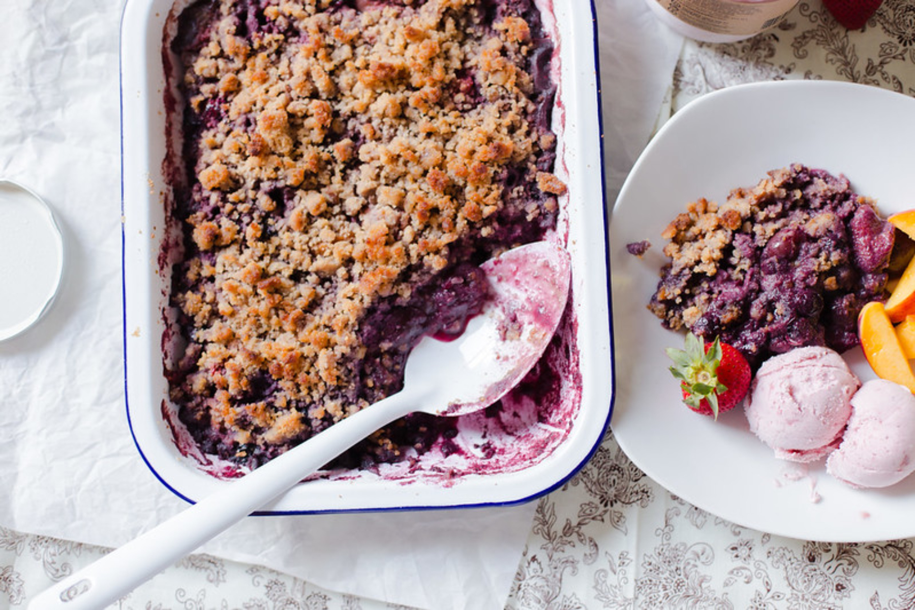 Καλοκαιρινό επιδόρπιο: Crumble φρούτων για ένα γευστικό καλοκαίρι