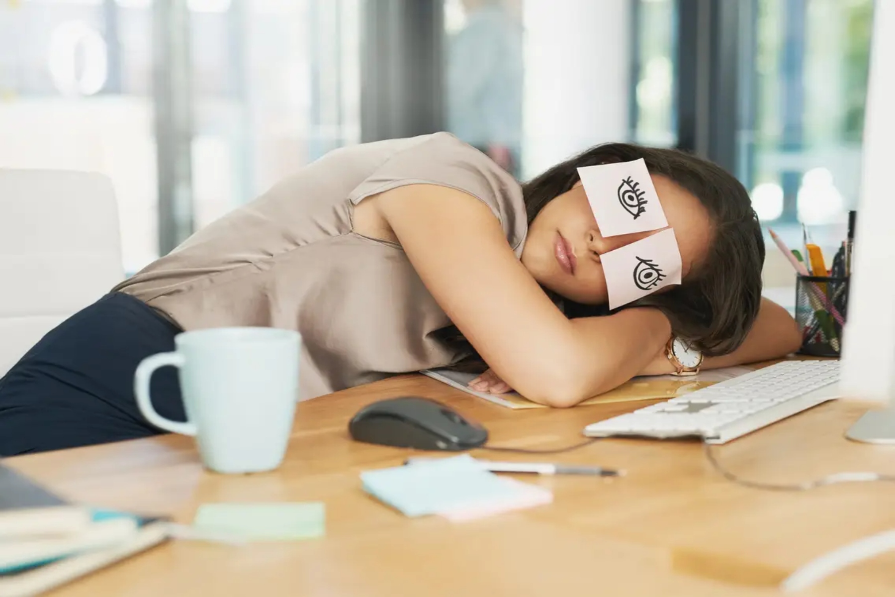 Ύπνος μεσημέρι: Τα οφέλη του σύντομου snooze κατά τη διάρκεια της ημέρας