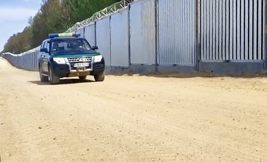 Η Πολωνία ολοκληρώνει το τείχος στα σύνορα της Λευκορωσίας για να κρατήσει έξω τους μετανάστες