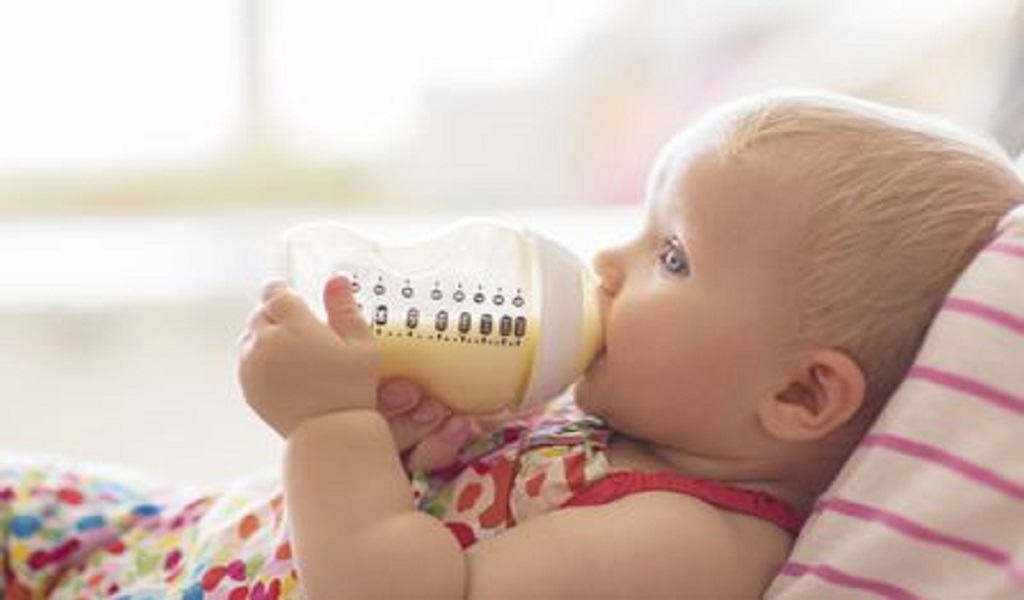 Rayne Guest: Μια πρόσφατη έλλειψη βρεφικού γάλακτος στις ΗΠΑ θα μπορούσε να είχε αποφευχθεί, λέει ειδικός