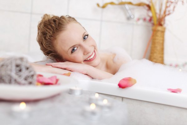 Μπάνιο με θαλασσινό αλάτι: Περιποιηθείτε το σώμα σας & μειώστε το στρες [vid]