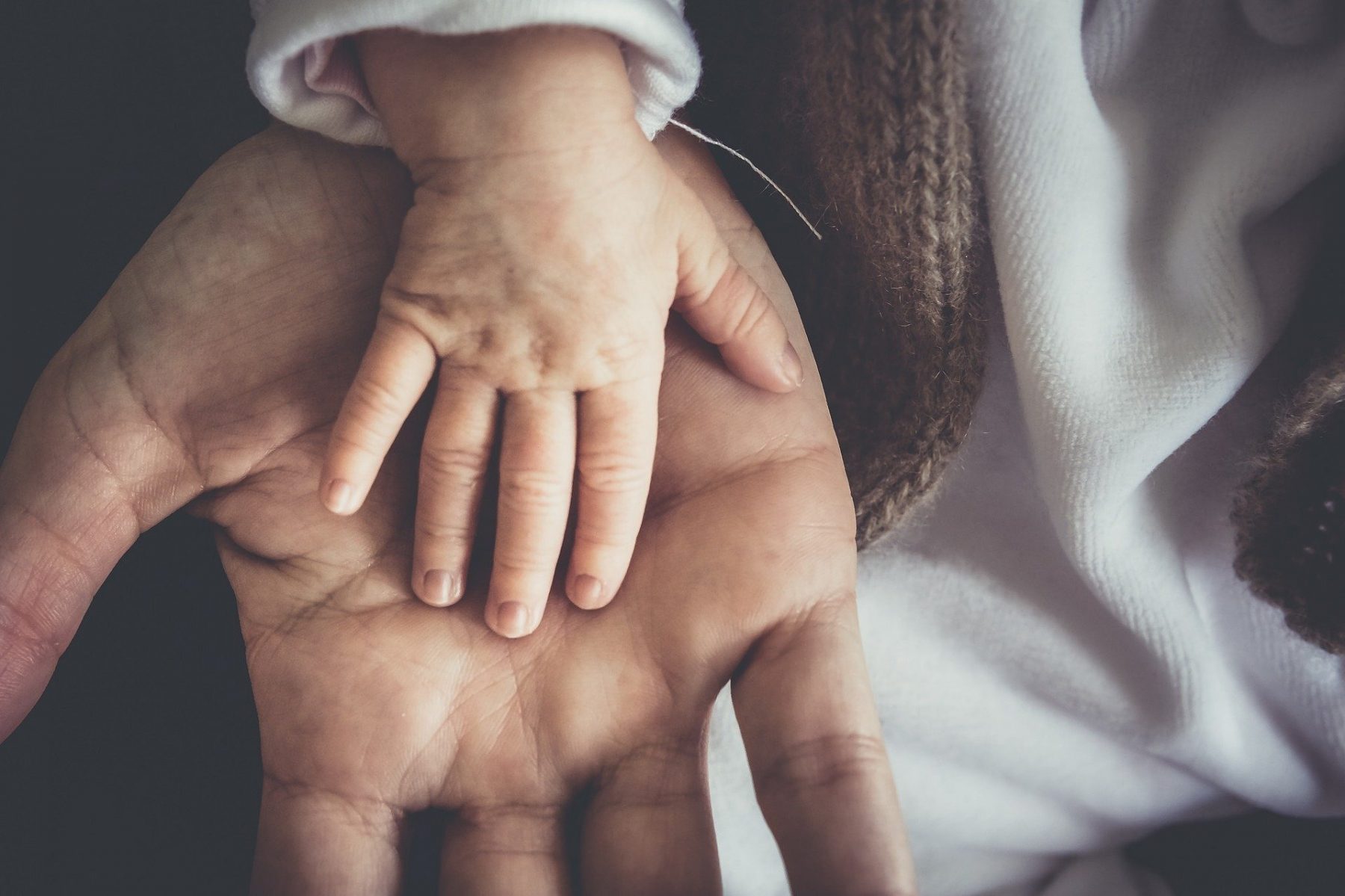 Κατάθλιψη οικογένεια: Συνδέεται η ψυχική υγεία του πατέρα με το παιδί ανεξάρτητα από τη βιολογική τους σχέση