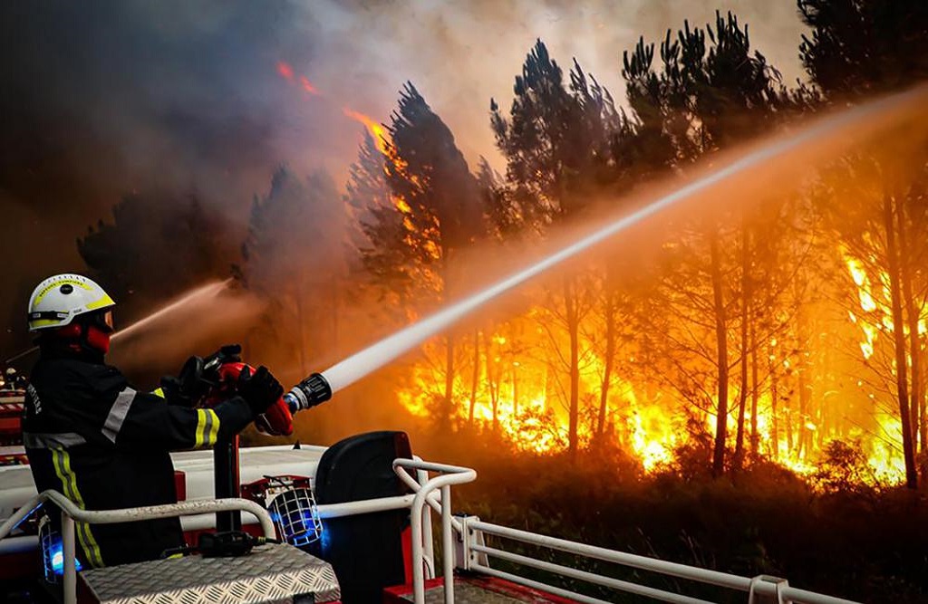 Δυτική Ευρώπη: Καταστρέφεται από τις πυρκαγιές καθώς εκατοντάδες αναφέρθηκαν νεκροί από το κύμα καύσωνα