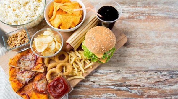 Πλούσια σε λιπαρά διατροφή: Μακροχρόνια κατανάλωση διευρύνει τη μέση και μειώνει τον εγκέφαλο