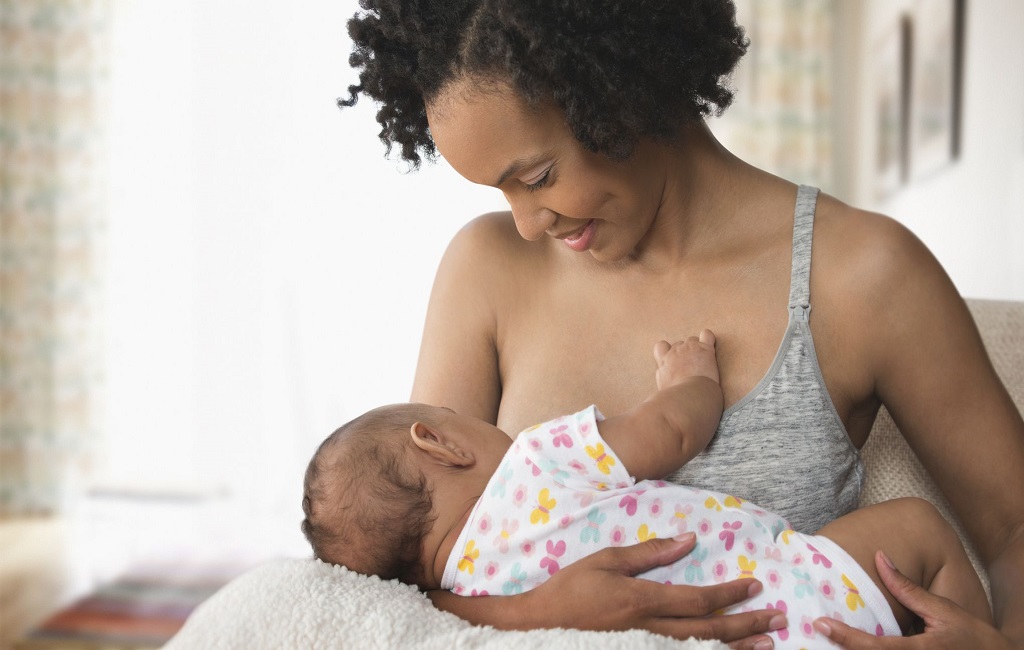 Αμερικανική Ακαδημία Παιδιατρικής: Οι νέες κατευθυντήριες γραμμές για τον θηλασμό έχουν τις μητέρες σε δίλημμα