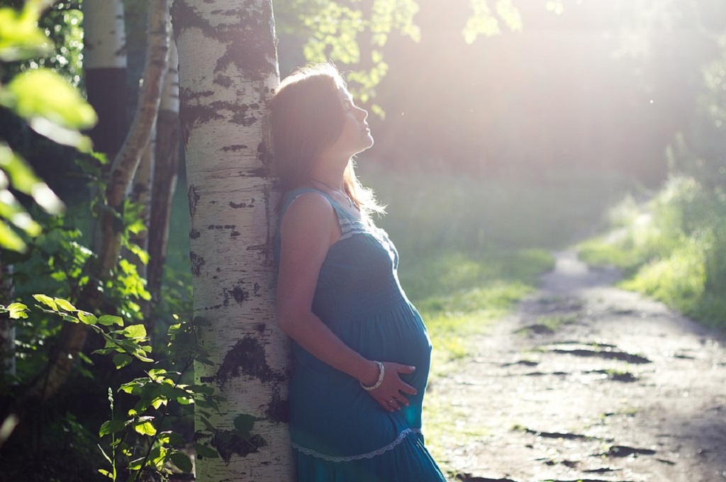 Εγκυμοσύνη: Η ζέστη αργά το καλοκαίρι μπορεί να φέρει αυξημένο κίνδυνο αποβολής