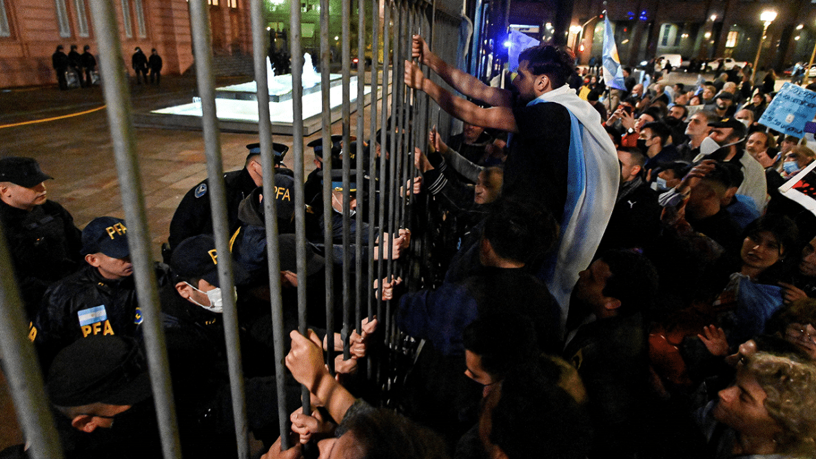 Διαδηλώσεις Ευρώπη, Νότια Αμερική, Ασία: Προκλήσεις από τον πληθωρισμό, τον πόλεμο στην Ουκρανία και τον κορωνοϊό