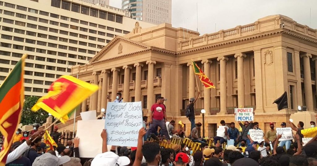 Ο Πρόεδρος και ο πρωθυπουργός της Σρι Λάνκα συμφώνησαν να παραιτηθούν μετά την εισβολή διαδηλωτών στην κατοικία του προέδρου