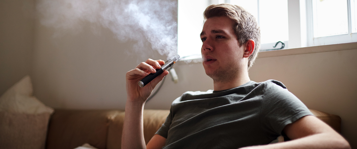 Καπνιστές Άτμισμα: Οι χρήσεις του ηλεκτρονικού τσιγάρου και του vape σας κάνουν πιο επιρρεπείς σε μολύνσεις